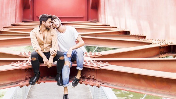 Blondi und zwei bisexuelle Männer Blondi und zwei bisexuelle Männer
